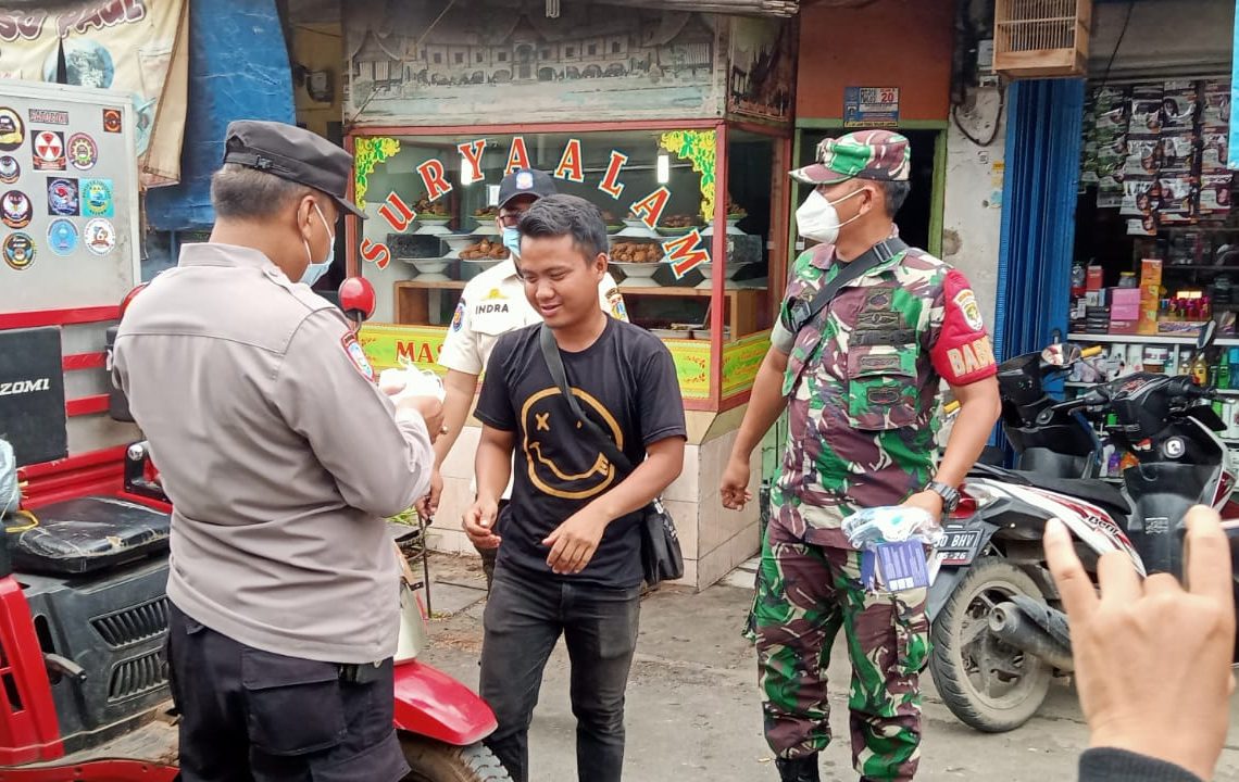 Babinsa Koramil-04/CK Lakukan Imbauan Prokes dan Pembagian Masker kepada Warga di Tengah Pasar