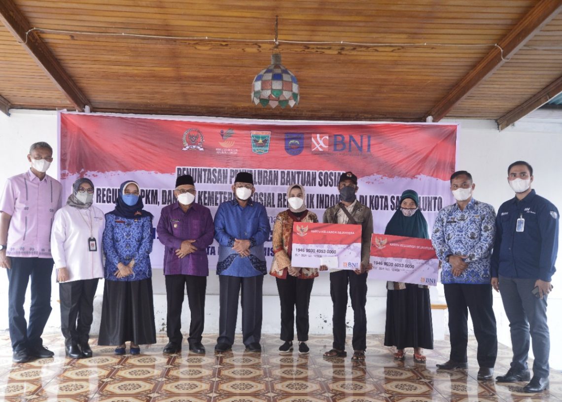 Anggota DPR RI Komisi VIII Asli Chaidir Tuntaskan Penyaluran Bansos BPNT 2021 Sawahlunto