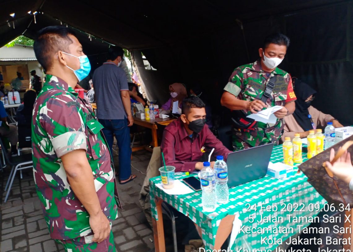 Nakes Kesdam Jaya Vaksin Warga Masyarakat di Serbuan Vaksinasi Koramil 01/TS Kodim 0503/JB