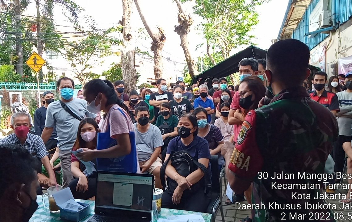 Antusias Masyarakat Berbondong-bondong ke Serbuan Koramil 01/TS Kodim 0503/JB
