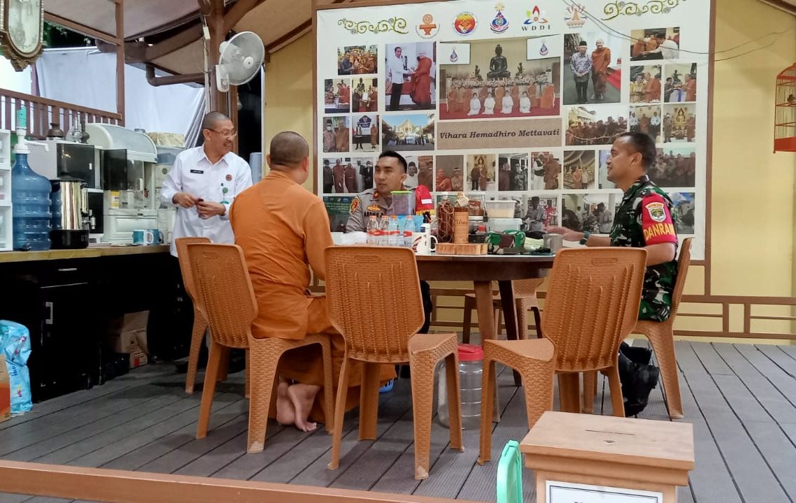 Danramil-04 Cengkareng, Kapolsek Cengkareng Jalin Silaturahmi dengan Romo dan Biksu.