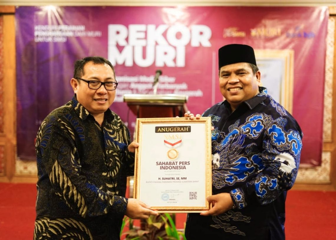 Bupati Suhatri Bur Raih Anugerah Sahabat Pers Indonesia dari SMSI