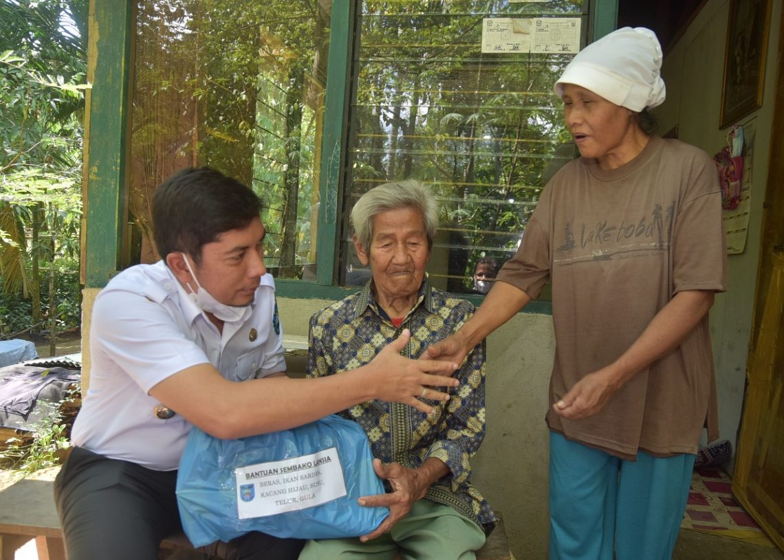 160 Orang Lansia Terima Bantuan Sembako dari Pemko Sawahlunto Sawahlunto