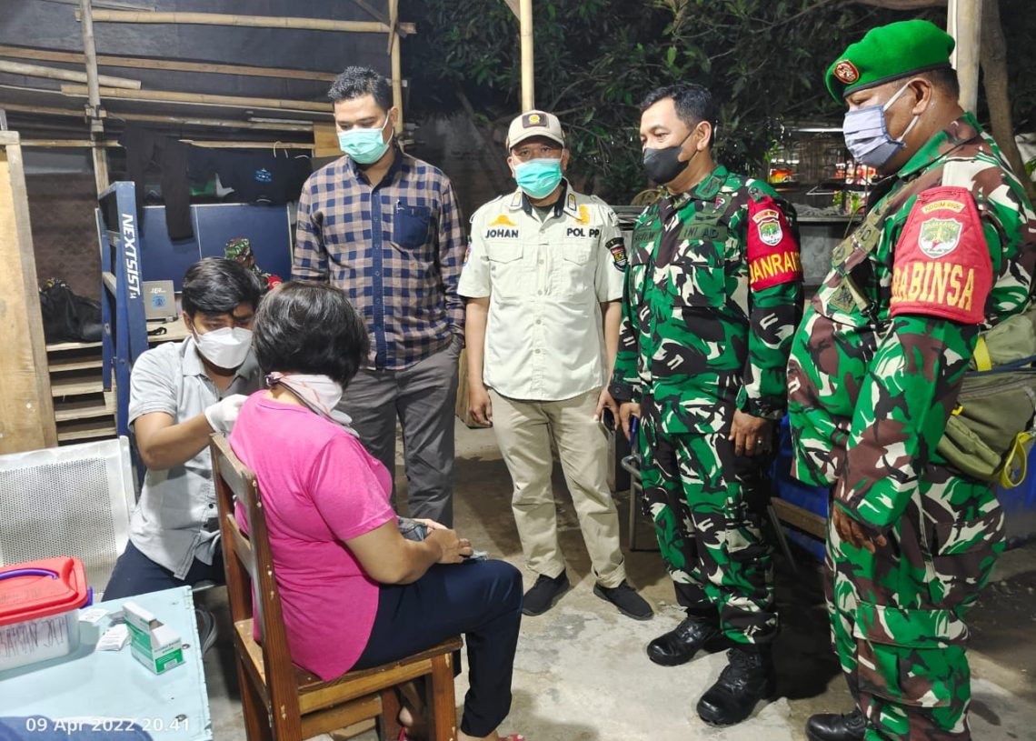 Koramil 01/Tln Kodim 0510/Trs Gelar Vaksinasi Malam Hari
