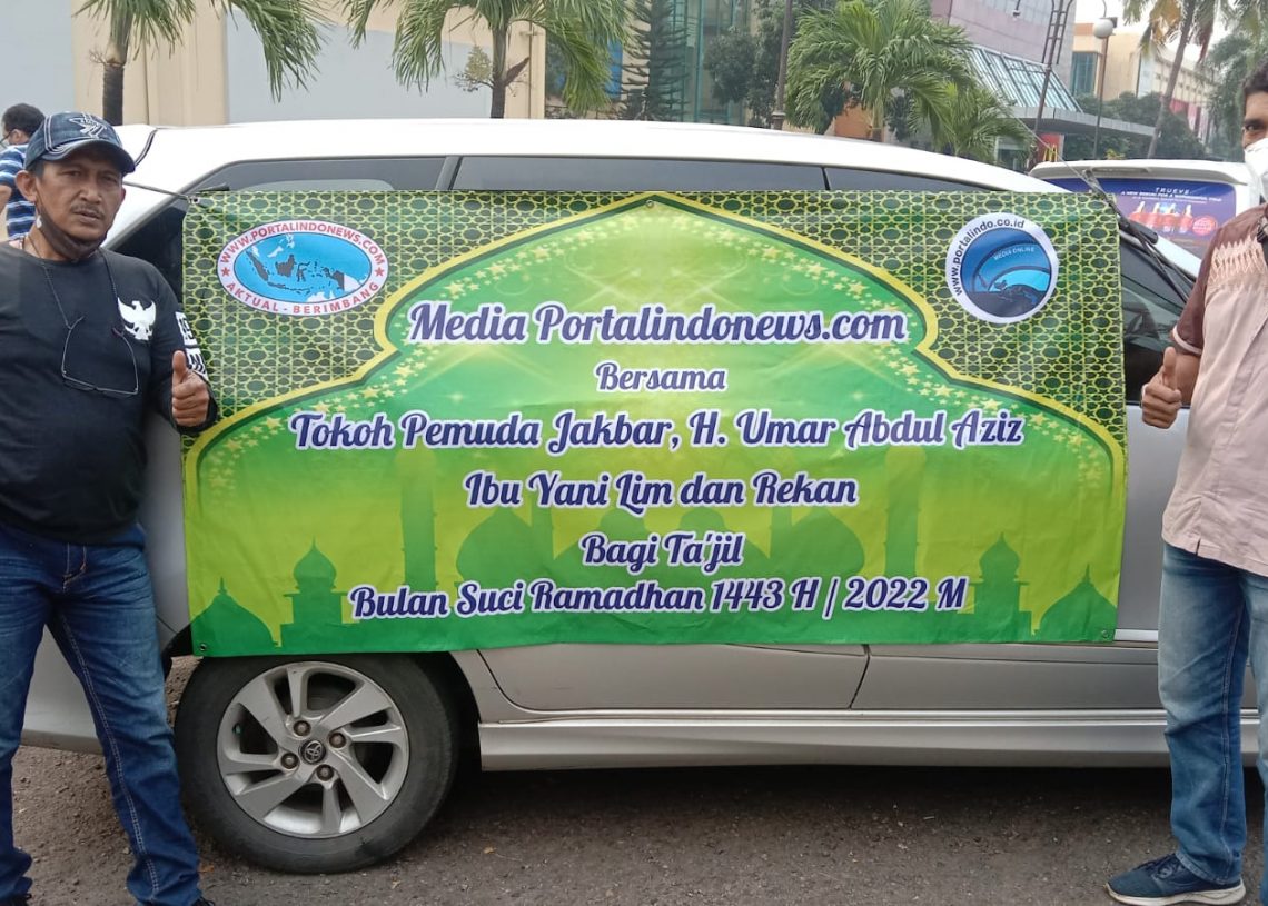 Tokoh Pemuda Jakarta Barat H Umar Abdul Azis dan Ibu Yani Lim Apresiasi Awak Media Bagi Ta’jil
