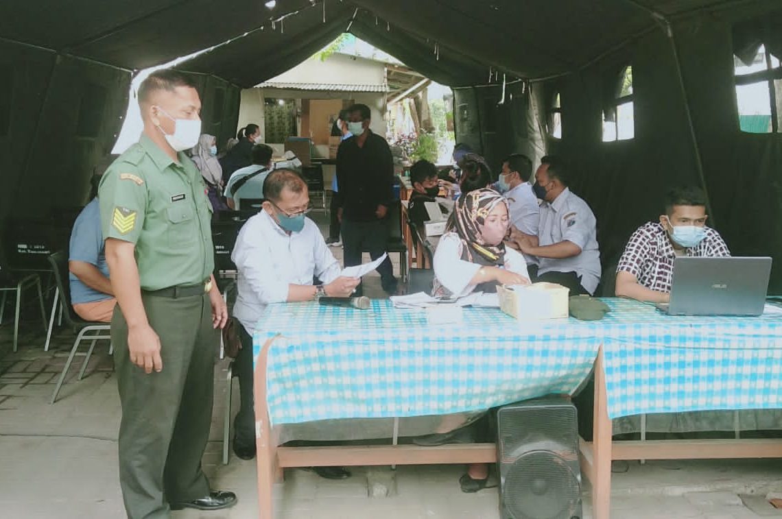 Di Tengah Bulan Suci Ramadhan, Kodim 0503/JB Koramil 01/TS Terus Lakukan Serbuan Vaksinasi Booster