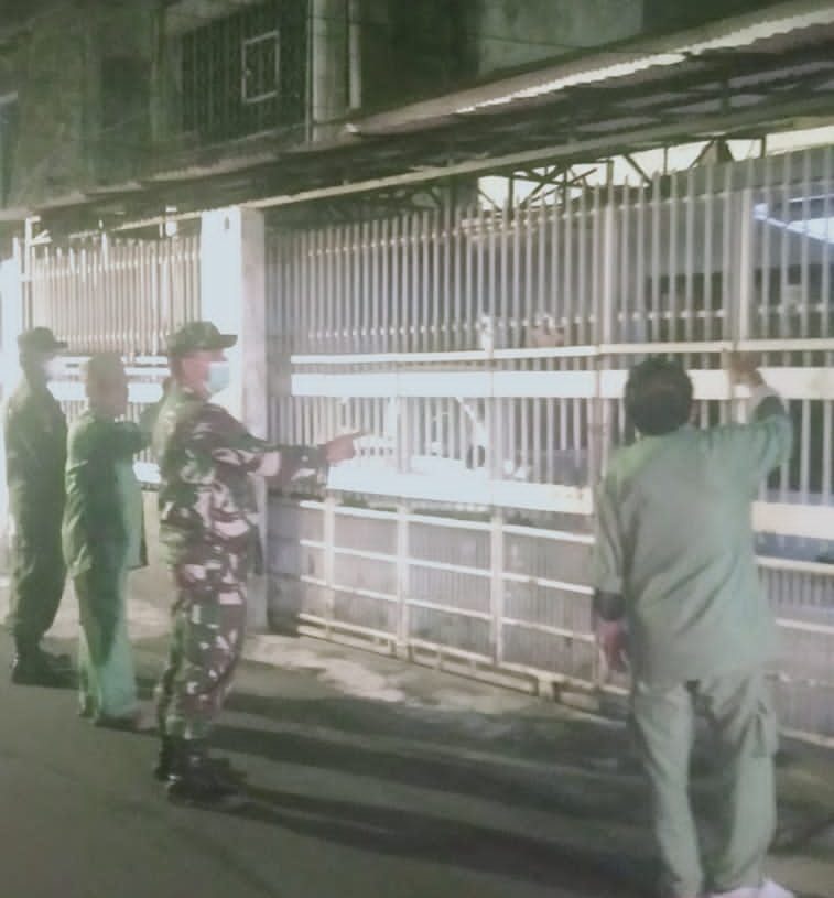 Cegah Pencurian Rumah Kosong, Babinsa Koramil 01/TS Kodim 0503/JB Patroli Malam Hari