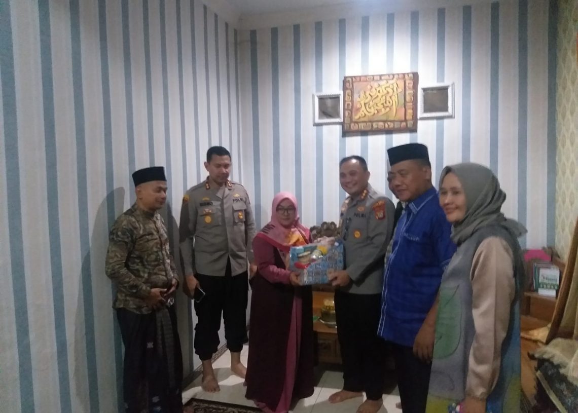 Di Awal Penugasan Pertama, Kapolres Metro Jakarta Barat Sambangi Toga dan Ketua Dai Kamtibmas di Kalideres 