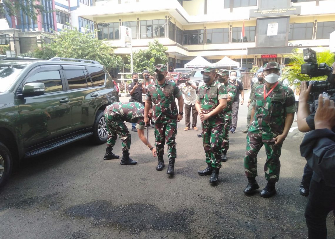 Dandim 0503/JB Dampingi Pangdam Jaya Tinjau Penyaluran Dana BLT di Wilayah Kebon Jeruk
