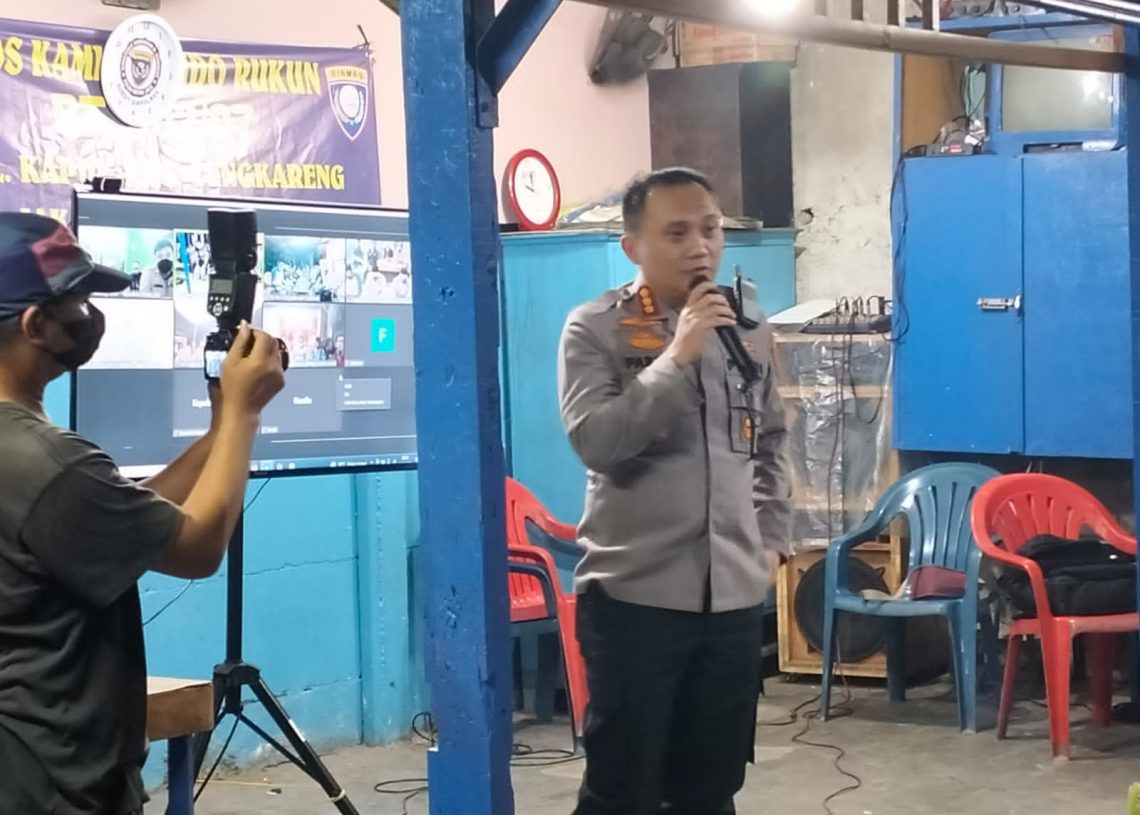 Kapolres Metro Jakarta Barat Pimpin Apel Poskamling Secara Virtual di Kapuk Cengkareng 
