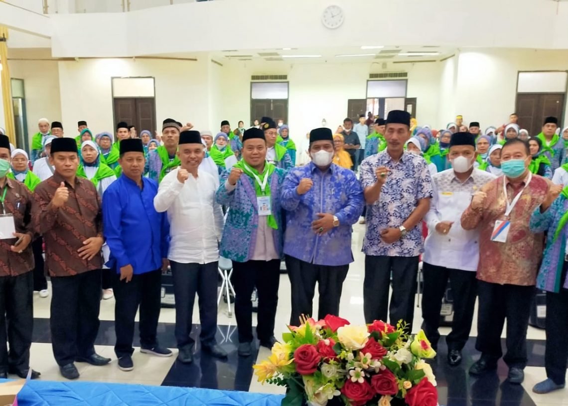 Bupati Suhatri Bur Lepas Keberangkatan 97 Jemaah Calon Haji Padang Pariaman