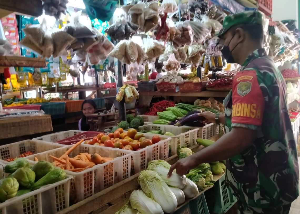 Antisipasi Naiknya Harga, Babinsa Koramil 01/TS Rutin Cek Harga di Pasar