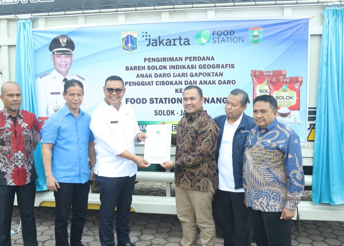Wujud Kerjasama dengan Pemprov DKI Jakarta, Bupati Epyardi Asda Kirim 10 Ton Beras Solok Anak Daro