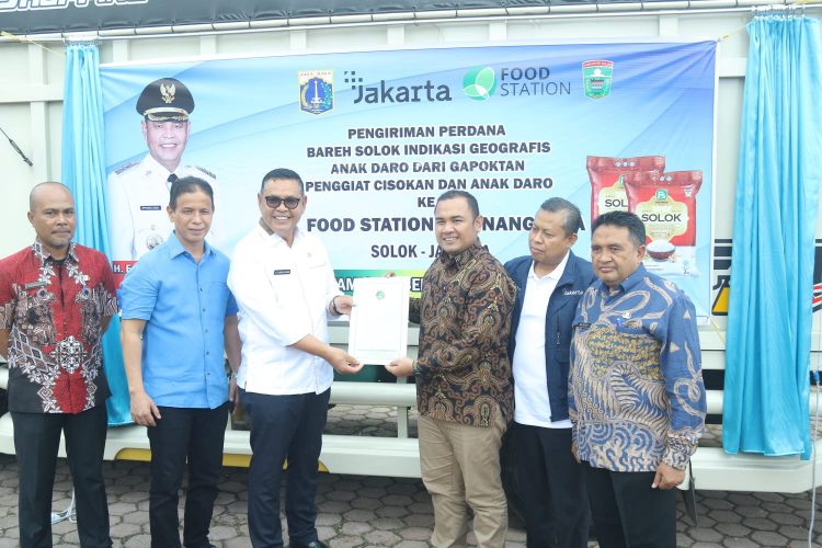 Wujud Kerjasama dengan Pemprov DKI Jakarta, Bupati Epyardi Asda Kirim 10 Ton Beras Solok Anak Daro