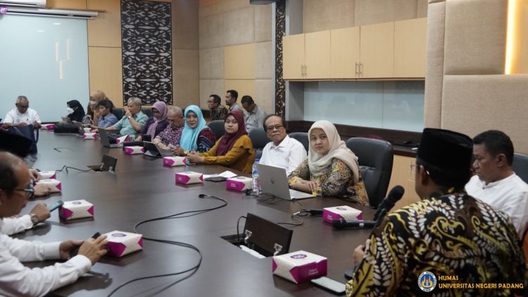 UNP Adakan FGD Bersama Asisten Ahli Komisi Informasi Pusat RI, Siti Ajijah