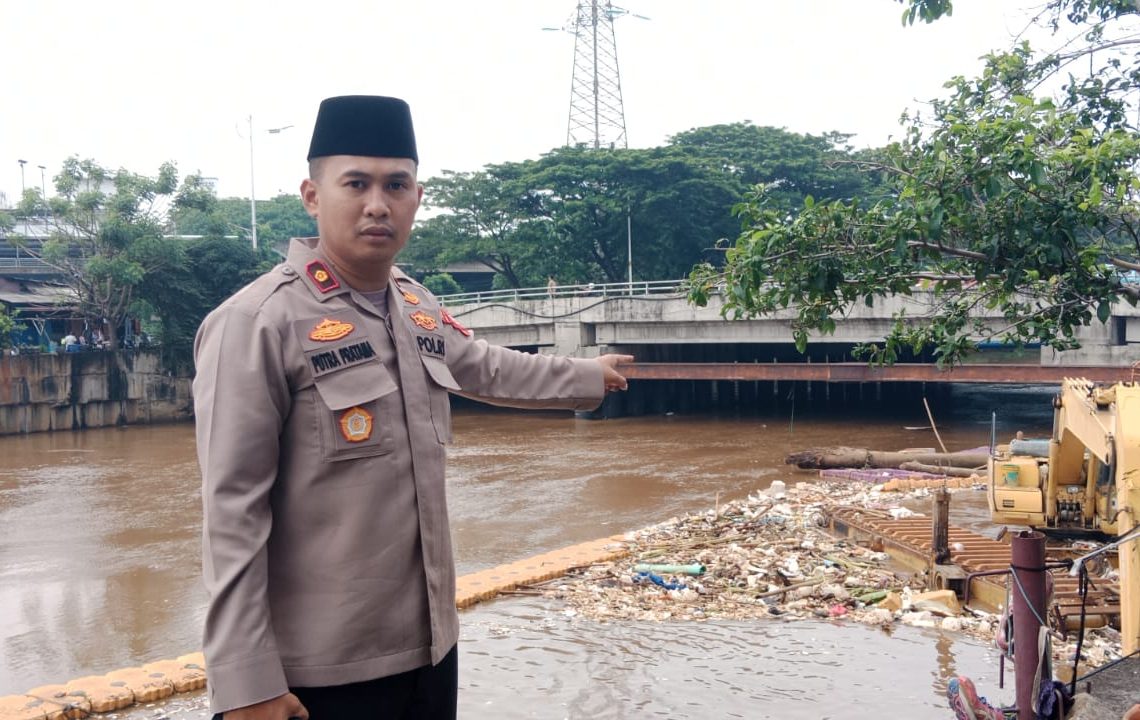 Polsek Tambora Evakuasi Mayat di Banjir Kanal Barat, Diduga Korban Mahasiswi IPB yang Hilang 