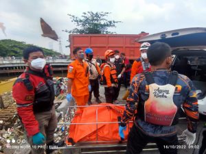 Polsek Tambora evakuasi mayat di banjir kanal barat, di duga korban mahasiswi IPB yang Hilang