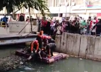 Respon Cepat Polsek Cengkareng, Evakuasi Mayat Laki-Laki di Kali Velbak Cengkareng
