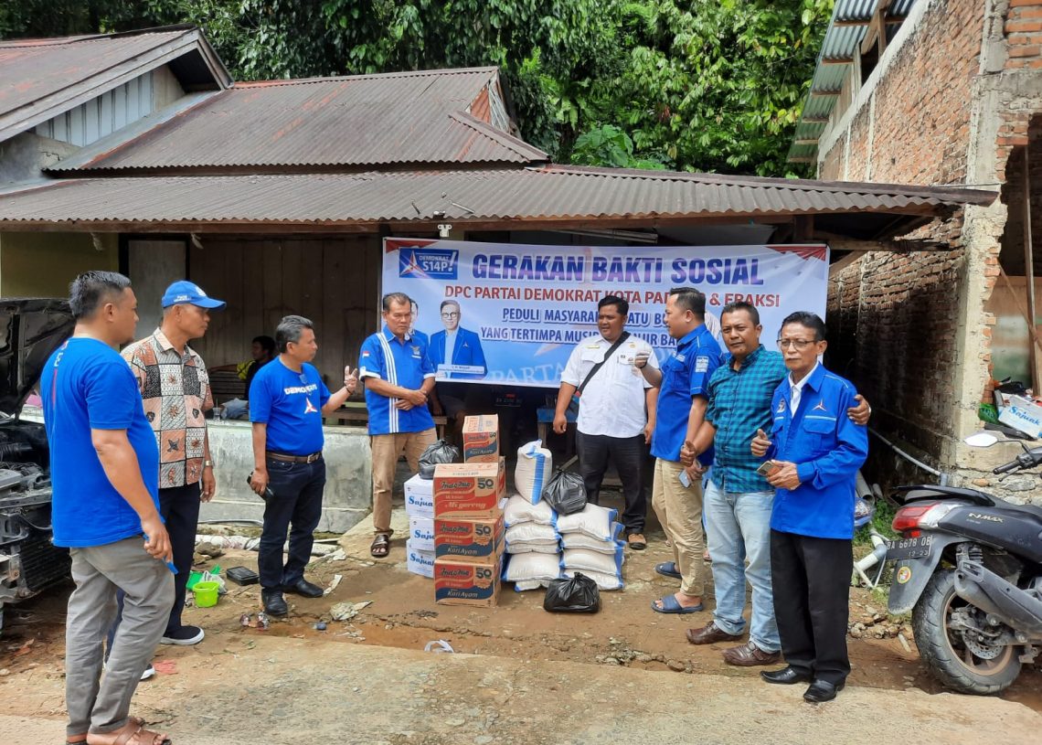 DPC Demokrat Kota Padang Turun Bantu Korban Banjir di Kecamatan Pauh