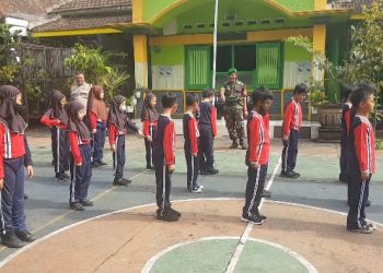 Tanamkan Disiplin Babinsa Klojen Latih PBB SDN 4 Kasin