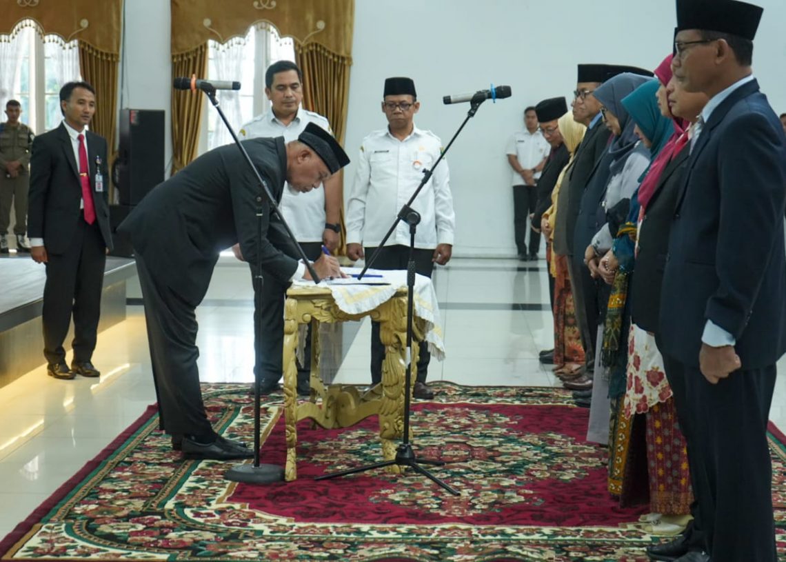 Gubernur Mahyeldi Lantik 11 Pejabat Eselon 2 di Lingkup Pemprov Sumbar