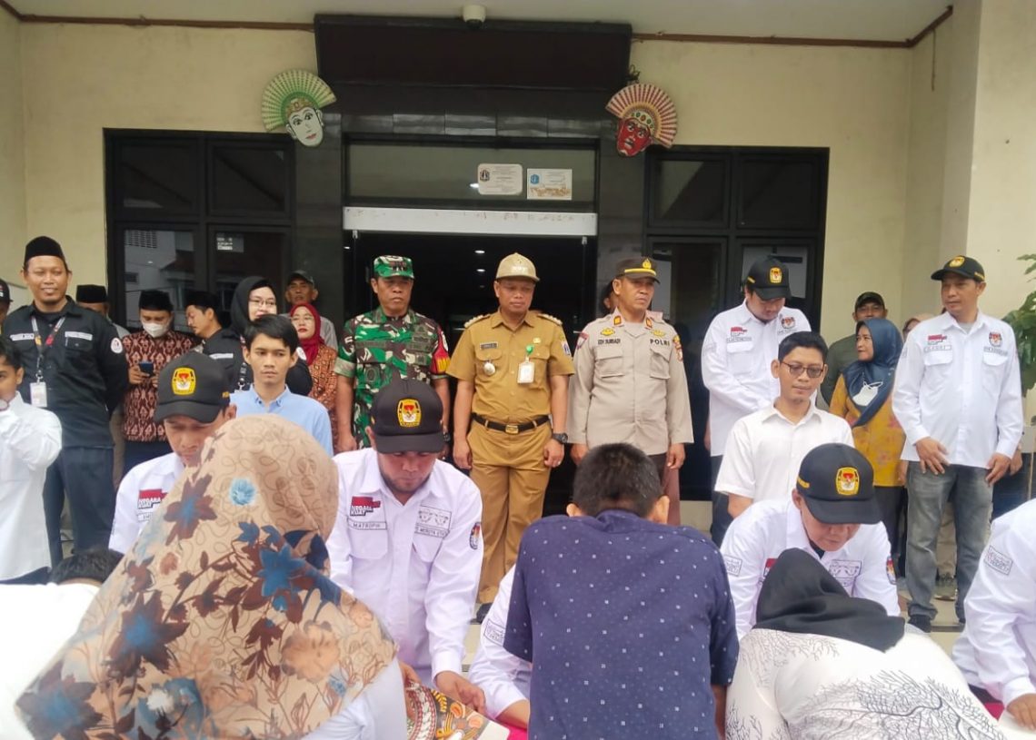 Danramil 07/KB Bersama Babinsa Hadiri Apel Siaga dan Pelantikan Pantarlih Kecamatan Kembangan