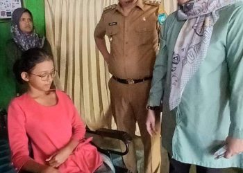 Deri Asta dan Istri Kunjungi Warga Karang Anyar, Bocah 12 Tahun Penderita Lumpuh