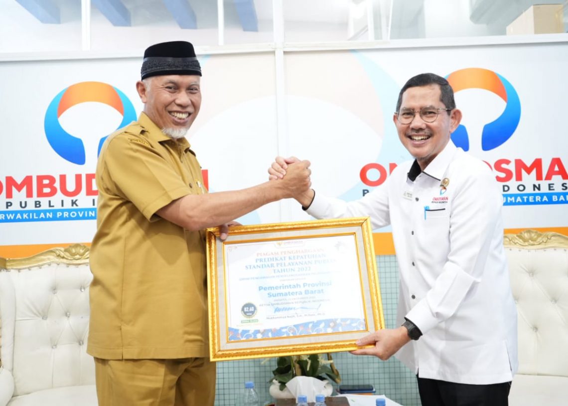 Gubernur Mahyeldi Terima Penghargaan Pelayanan Publik Berkualitas Tinggi dari Ombudsman RI