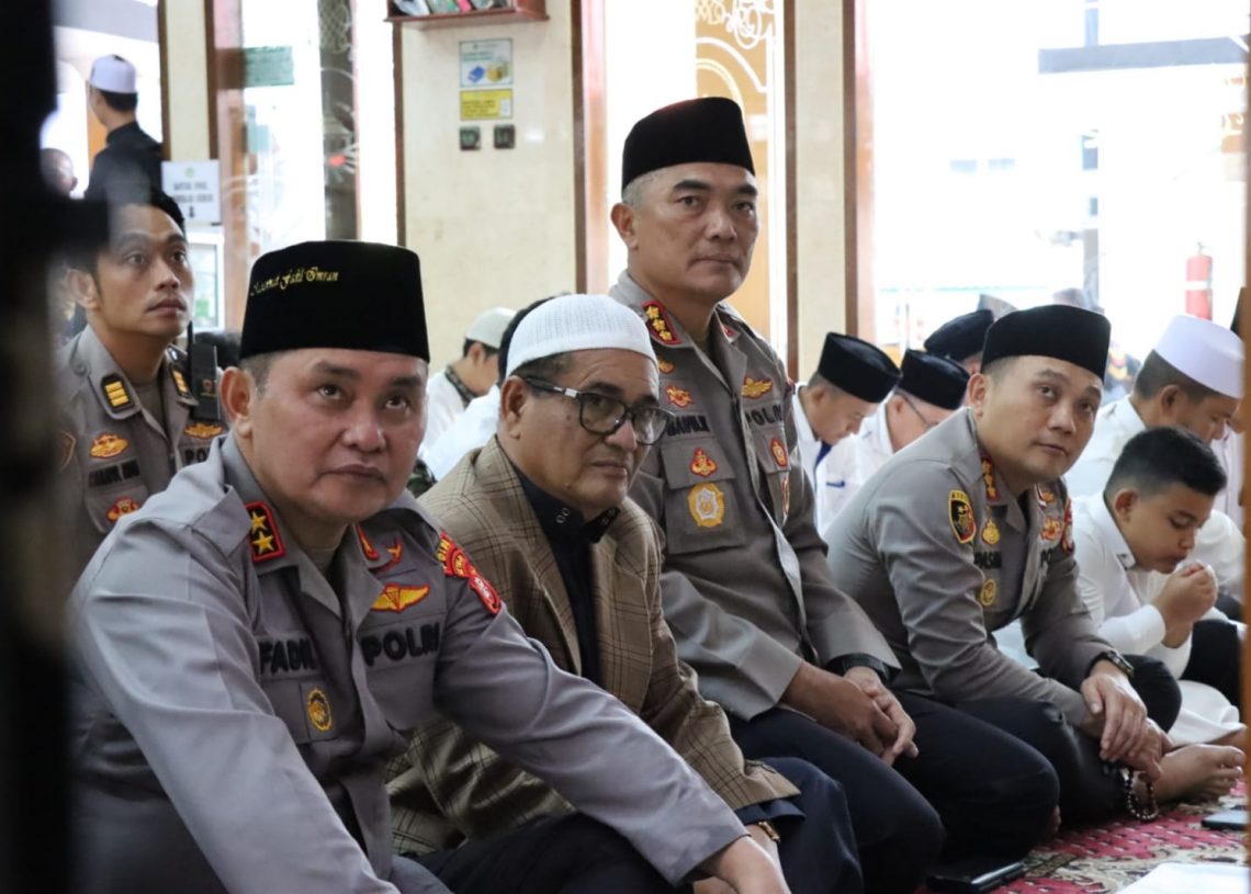Kapolda Metro Jaya Sholat Jum’at di Masjid Jami Al – Hidayah di Jalan Bangun Nusa RW 02 Cengkareng Timur