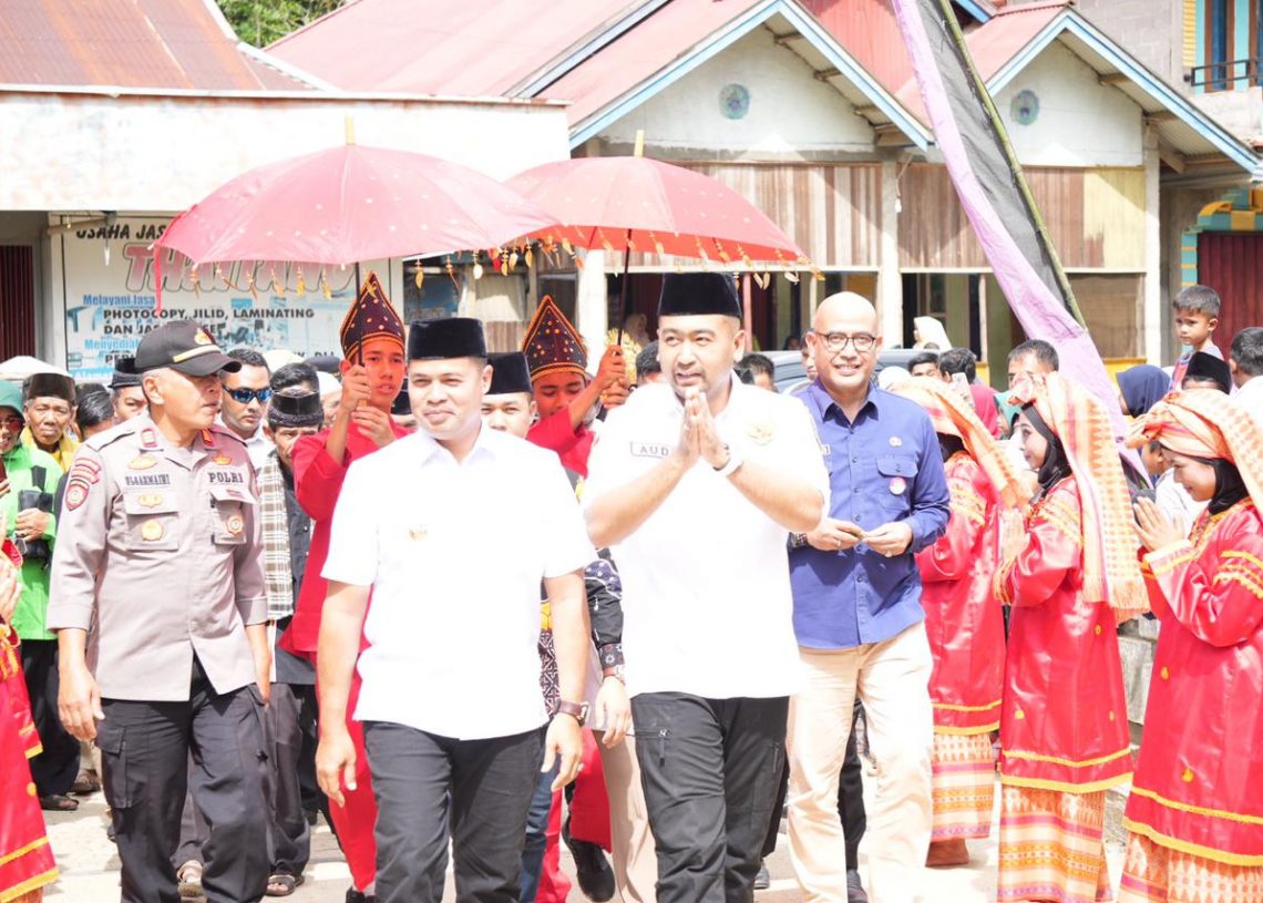 Wagub Audy Joinaldy Salurkan Bantuan Bibit dan Alsintan di Silantai, Sumpur Kudus