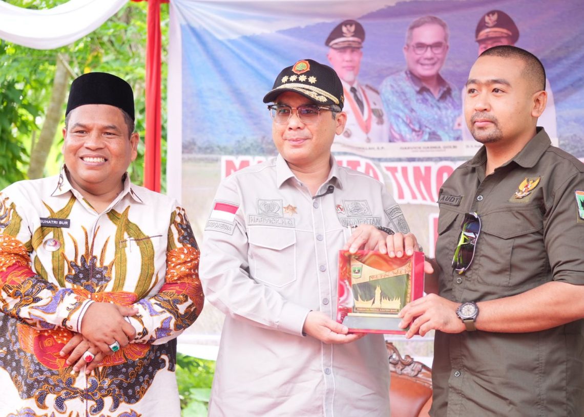 Perkuat Produksi dan Hilirisasi Pertanian Sumbar, Wamentan Serahkan Bantuan di Padang Pariaman