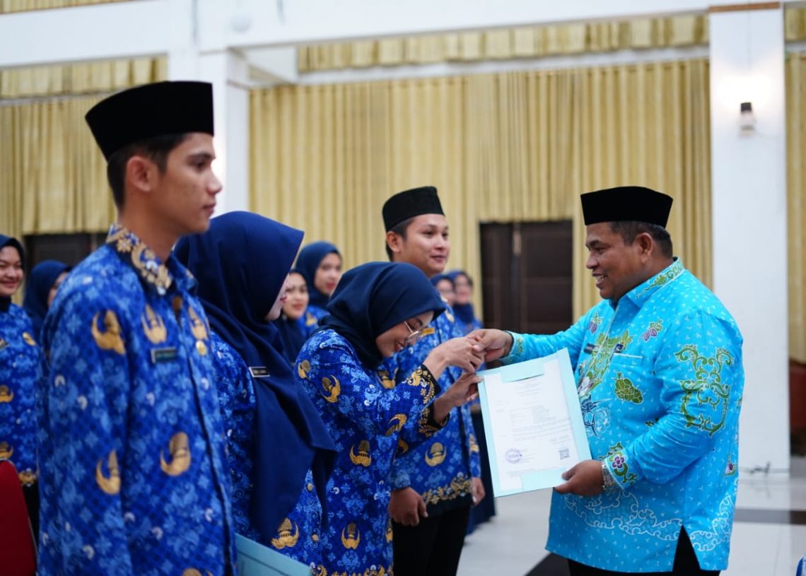 SK 100 Persen 52 ASN di Padang Pariaman Diserahkan Bupati Suhatri Bur