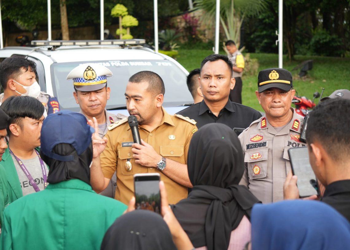 Dihadang Mahasiswa, Wagub Audy Ajak Audiensi di Rumah Bagonjong