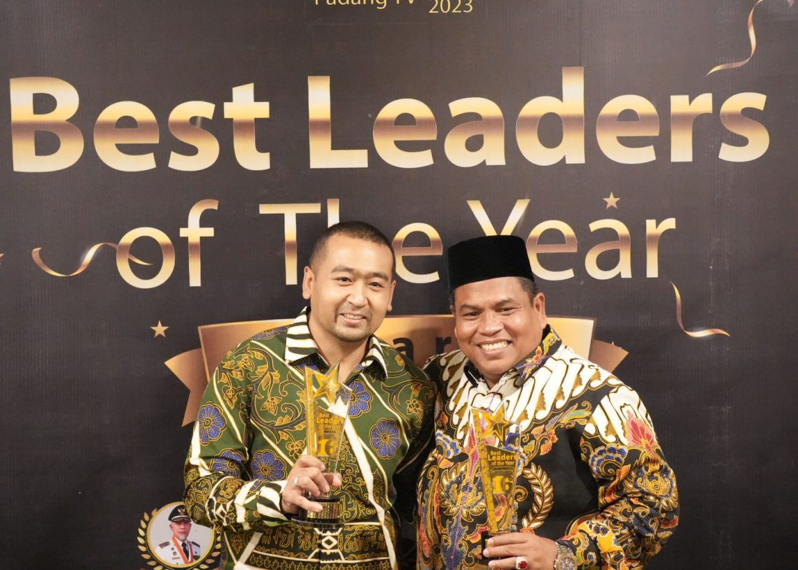 Dua Tahun Mahyeldi-Audy Diganjar Best Leader of The Year Award