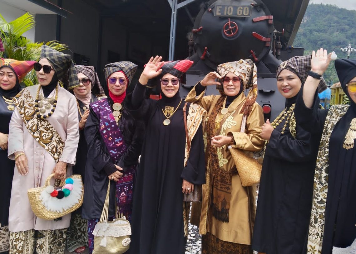Komunitas Perempuan Berkebaya Indonesia Sumbar Berwisata dengan “Mak Itam” E 1060 di Sawahlunto