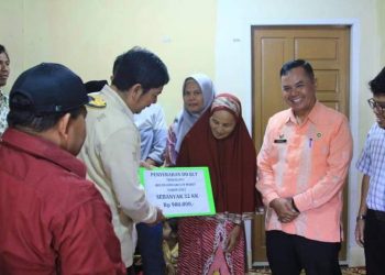 Walikota Deri Asta Hadiri Penyaluran BLT dari ADD di Kantor Desa Lumindai
