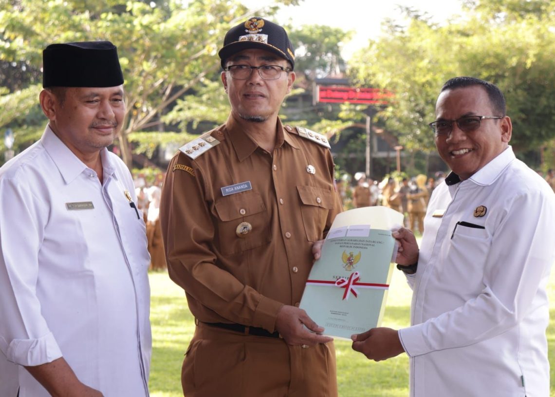 Pj. Wali Kota Payakumbuh Serahkan Sertipikat Tanah Dalam Program PTSL