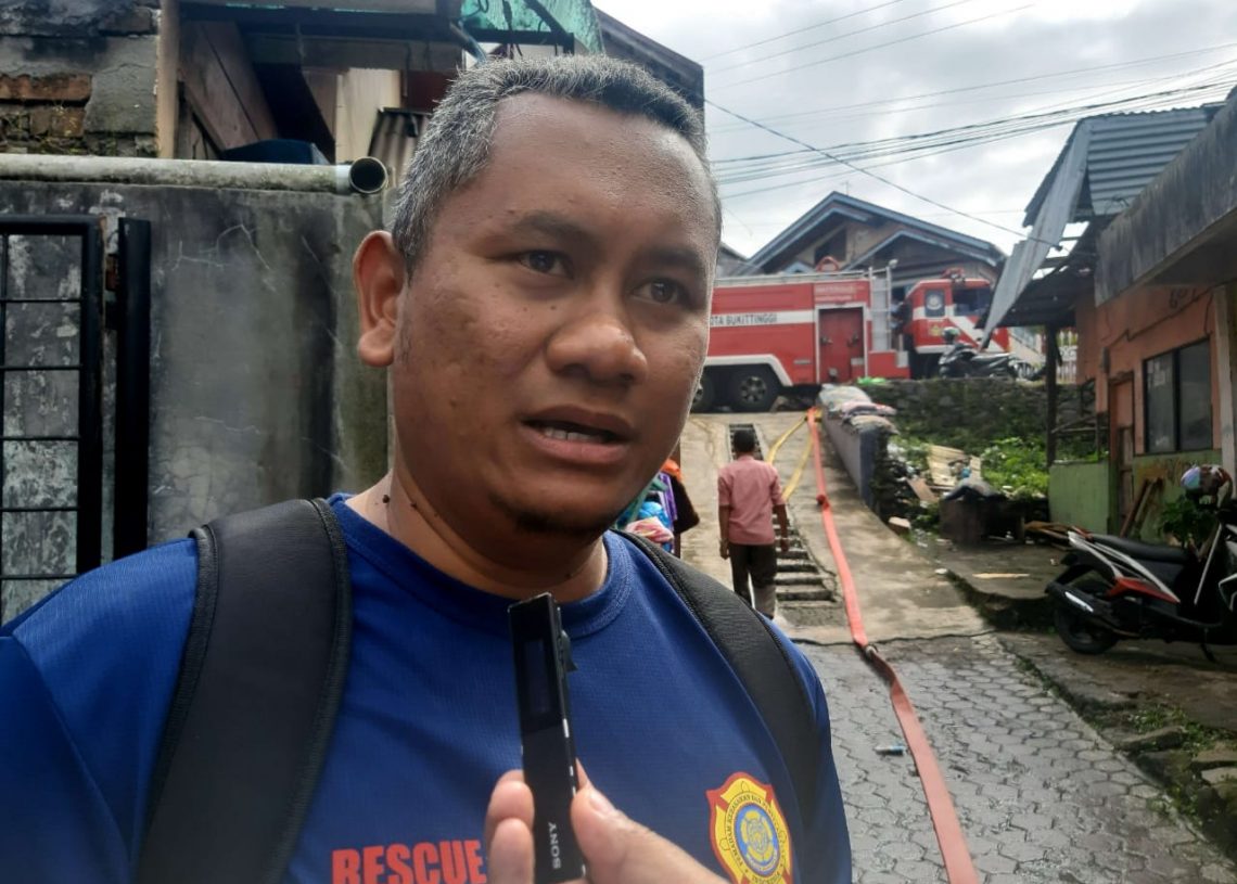 Dinas Damkar dan Penyelamatan Bukittinggi Kerahkan Kekuatan Bantu Masyarakat Pasca Banjir