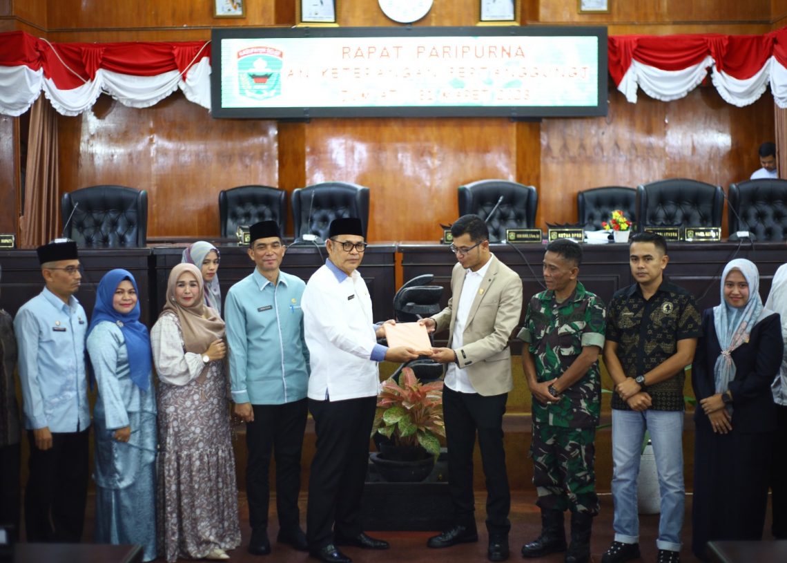 Bupati Epyardi Asda Bacakan LKPj 2022 dalam Paripurna DPRD
