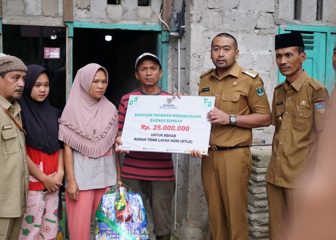 Wagub Sumbar Serahkan Bantuan Bedah Rumah untuk Warga Sungai Durian Solok Selatan
