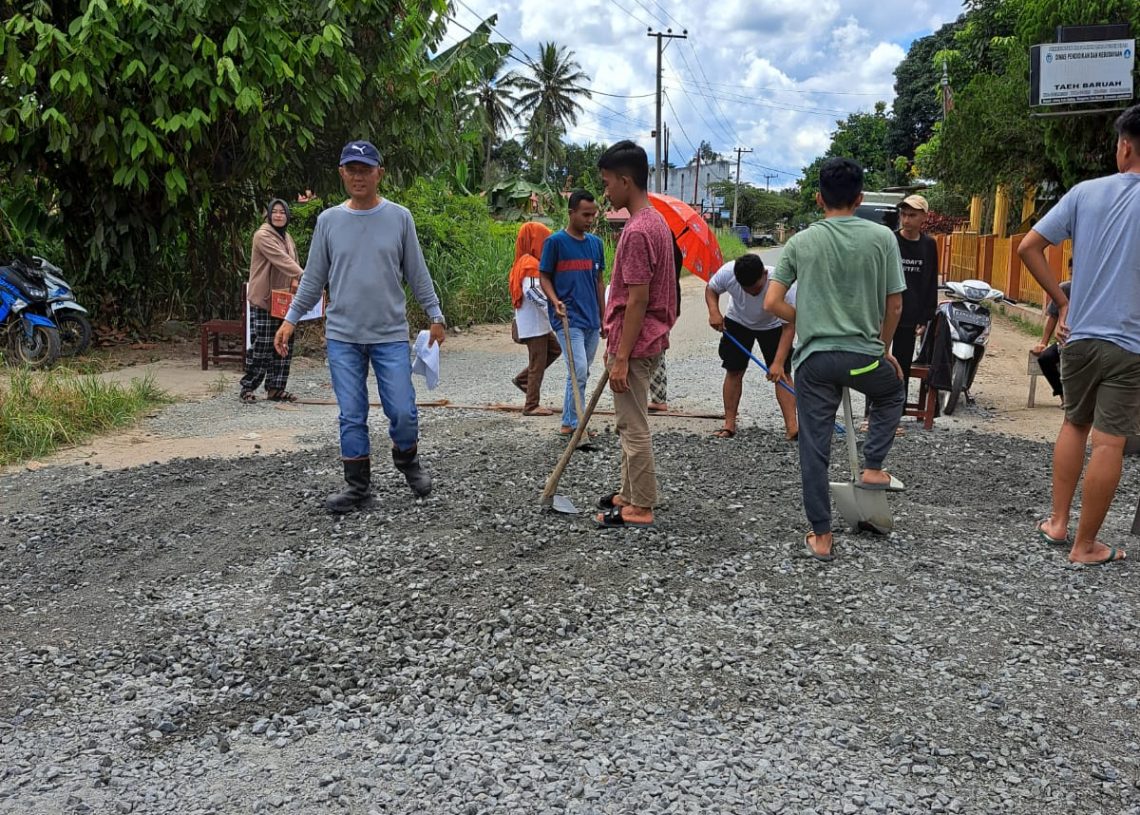 Tak Kunjung Diperbaiki, DPD NasDem Melalui H. Ilson Cong Bantu Perbaikan Jalan Nagari