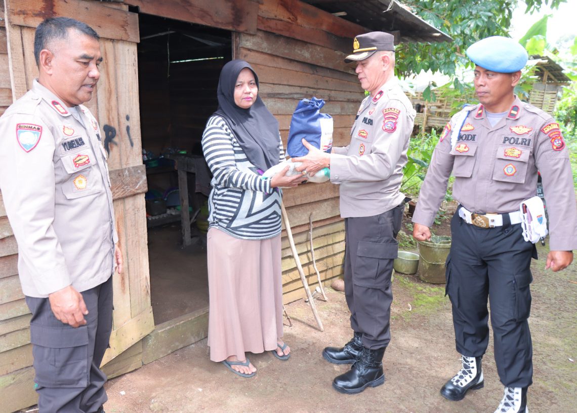 Wujud Kepedulian Polres Payakumbuh ke Masyarakat, Puluhan Bansos Disebar ke Warga