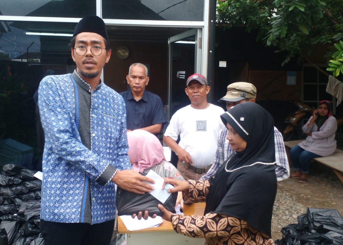 H. Ginno Irwan Bagikan Zakat dan 2000-an Paket Lebaran kepada Warga