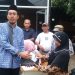 H. Ginno Irwan Bagikan Zakat dan 2000-an Paket Lebaran kepada Warga