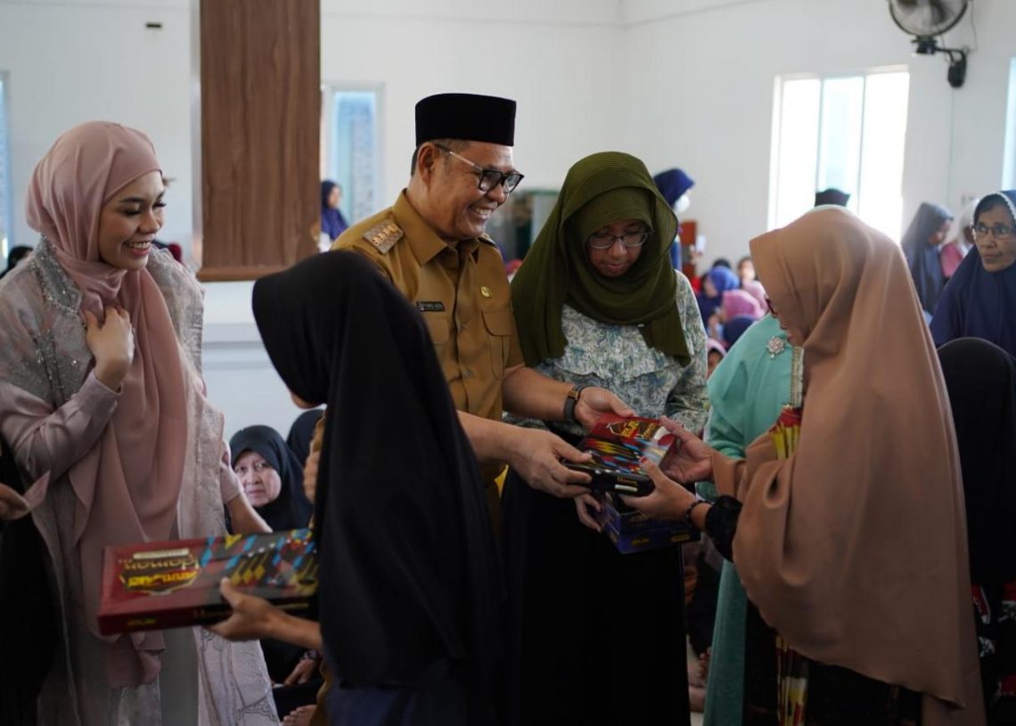 Ribuan Warga Kabupaten Solok Terima Zakat dari Bupati