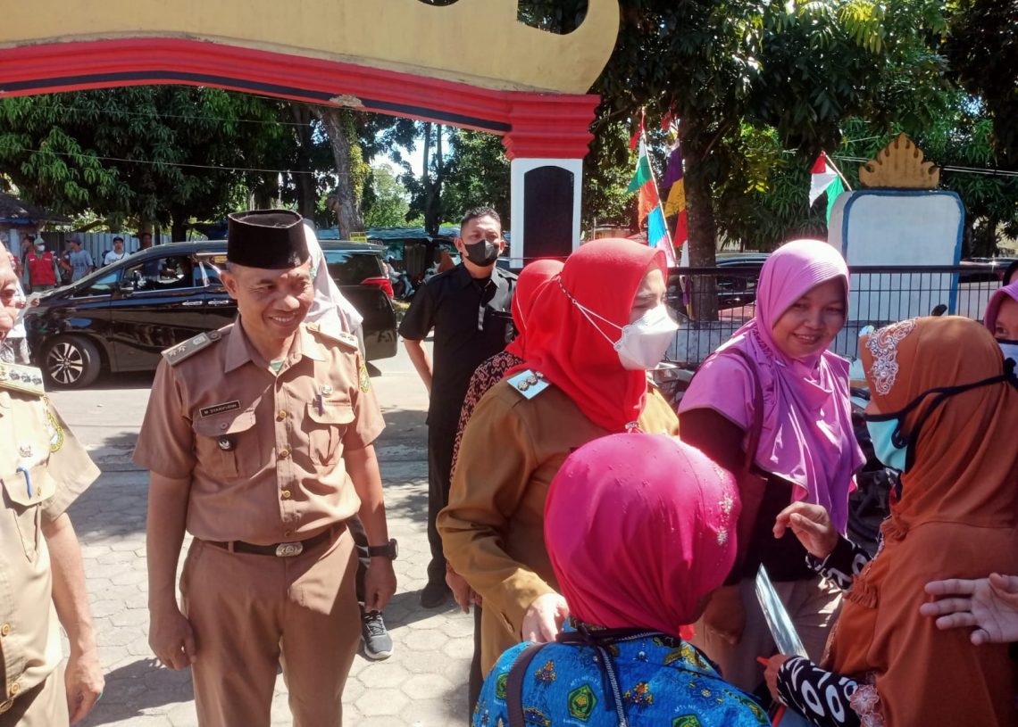 Lebih dari 500 Warga Penerima PKH Padati Kantor Kelurahan Way Halim Permai   