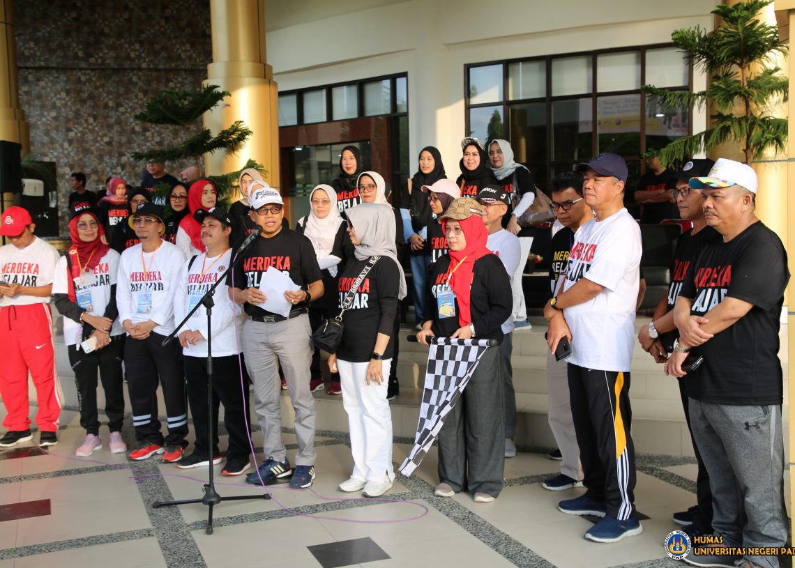 Meriahkan Hari Pendidikan Nasional, Rektor UNP Pimpin Jalan Sehat Merdeka Belajar