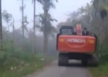 Alat Berat Diduga Milik Oknum Anggota DPRD Pasaman Terciduk Melintas Menuju Muara Tambangan, Terlibat PETI?