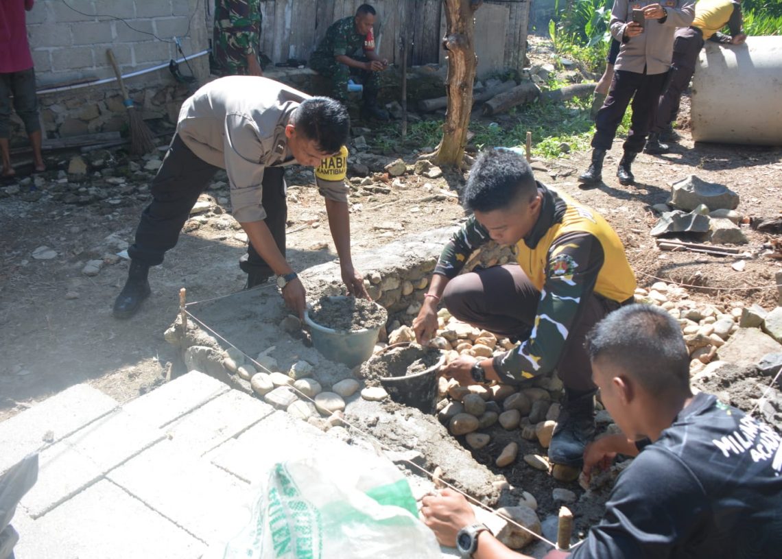 Peserta Latsitardanus Laksanakan Giat Pembuatan Jamban di Nagari IV Koto Hilie, Pessel