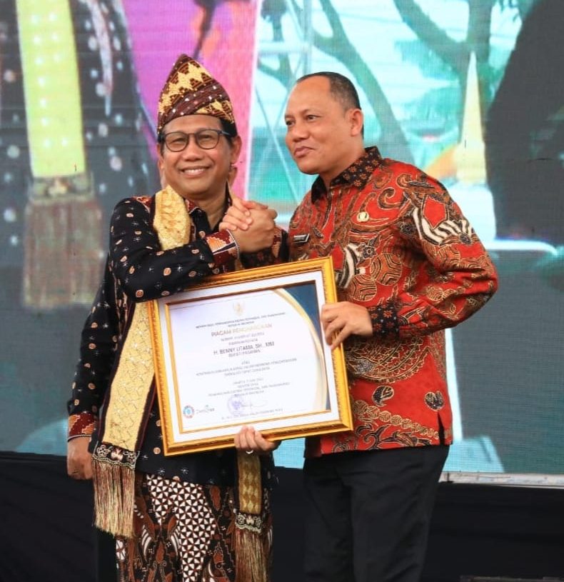 Prestasi Lagi, Sabar AS Terima Penghargaan Satya Lencana Pembina Inovasi Desa dari Kemendes PDTT